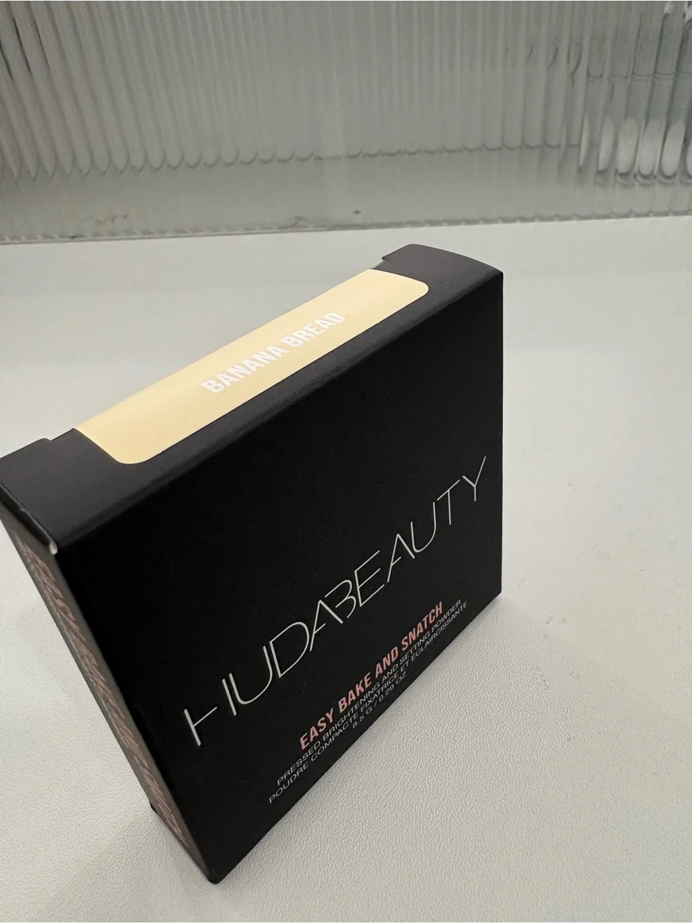 HUDA BEAUTY Easy Bake and Snatch Pressed Powder - Black & Pink Accents
